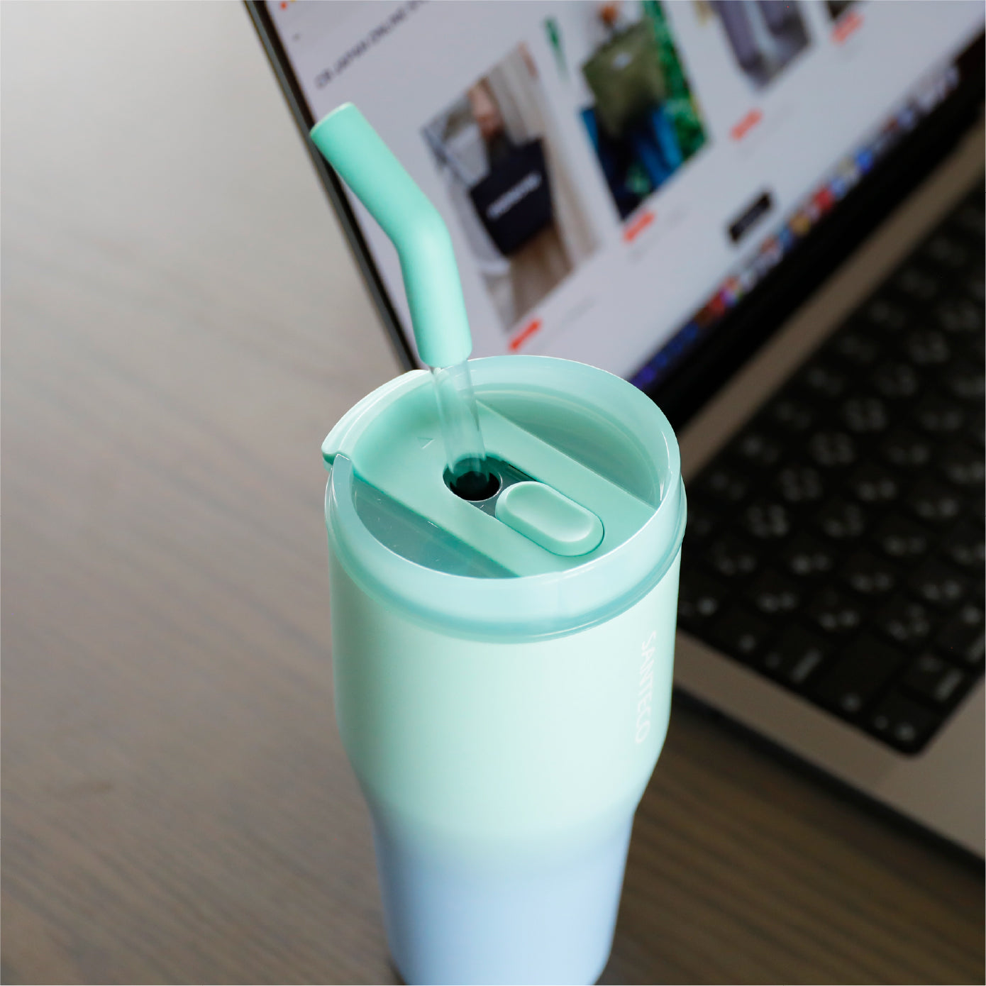 飲み方がストロー飲みとダイレクト飲みが出来る2WAY仕様なので、夏から冬まで年間通しての使用が可能