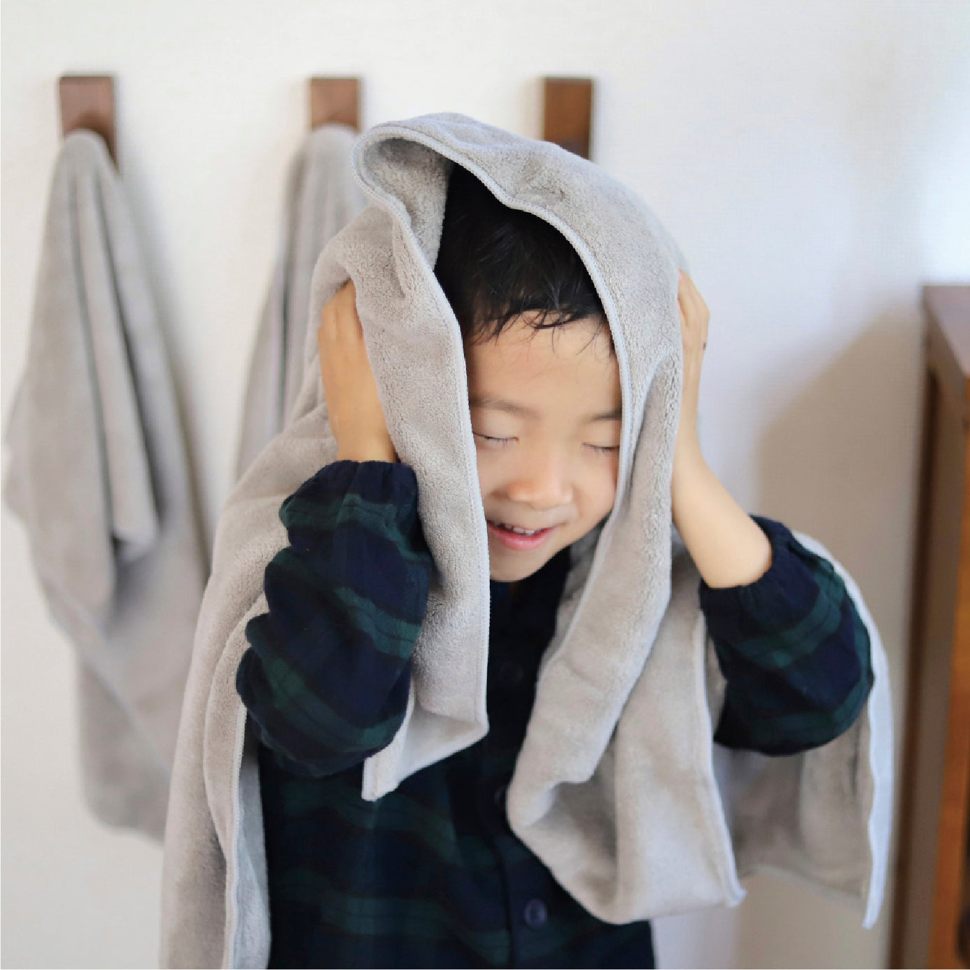 お風呂上がりの濡れた身体の水分も一瞬にして吸い取ります。髪の毛を押さえるだけで優しくタオルドライ、さらにドライヤーの時間も時短に。