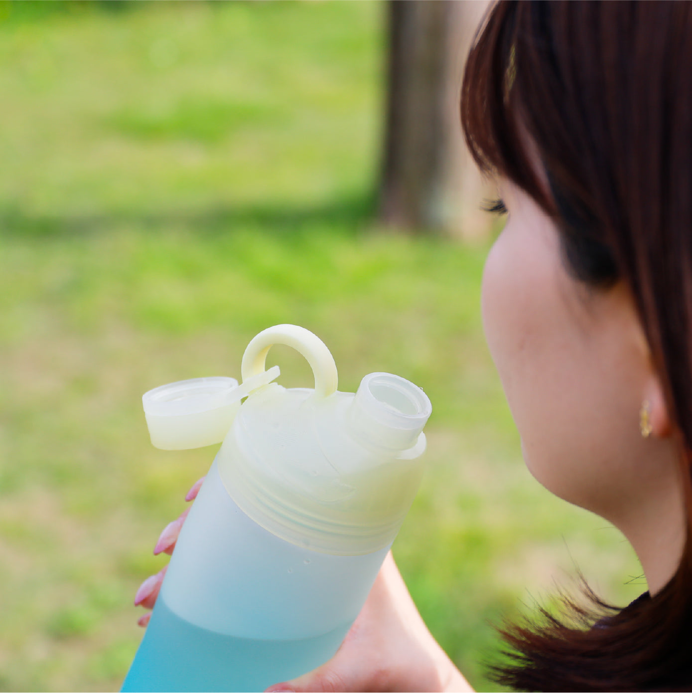 オーシャンボトルよりも女性が持ちやすい形状で、キャップが固定出来るのも魅力。