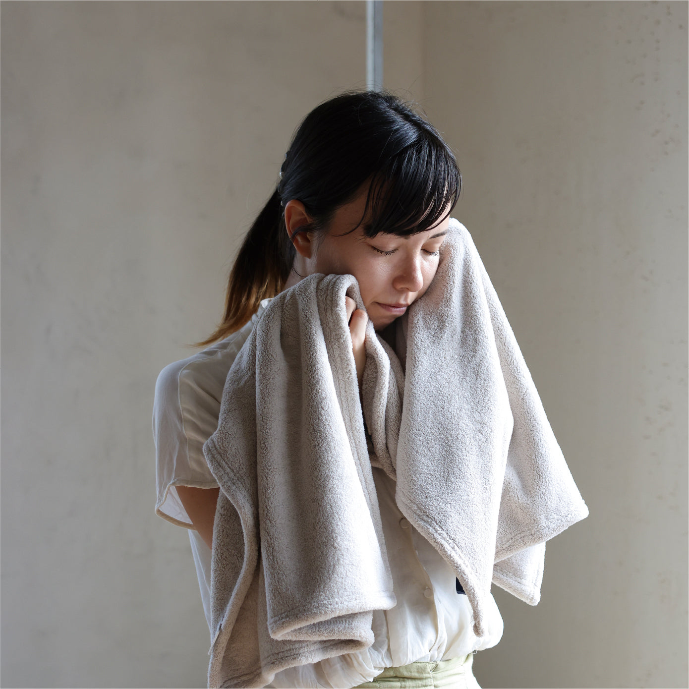 手形が残るほどもっちり柔らか!髪の毛の約100分の1の超極細繊維を贅沢に使い、しっかりとした厚みのあるタオルに仕上げました。