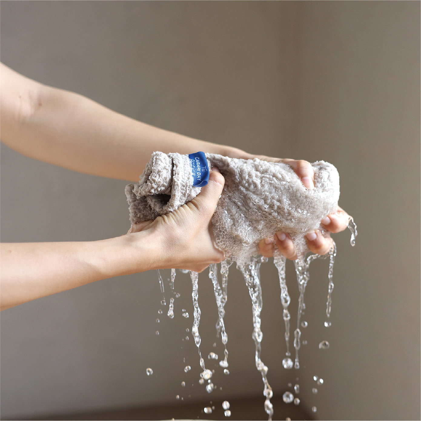 しっかりと詰まった繊維の隙間に一気に水分を溜め込むため、濡れた体や髪の毛を拭いたあとも表面がベタつきにくいのも使い心地の良さのひとつです。