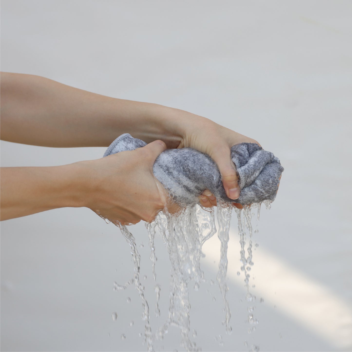 たっぷり吸水してくれるので、普段使いだけでなくトレーニングやスポーツ後の汗を拭くのにも最適です。