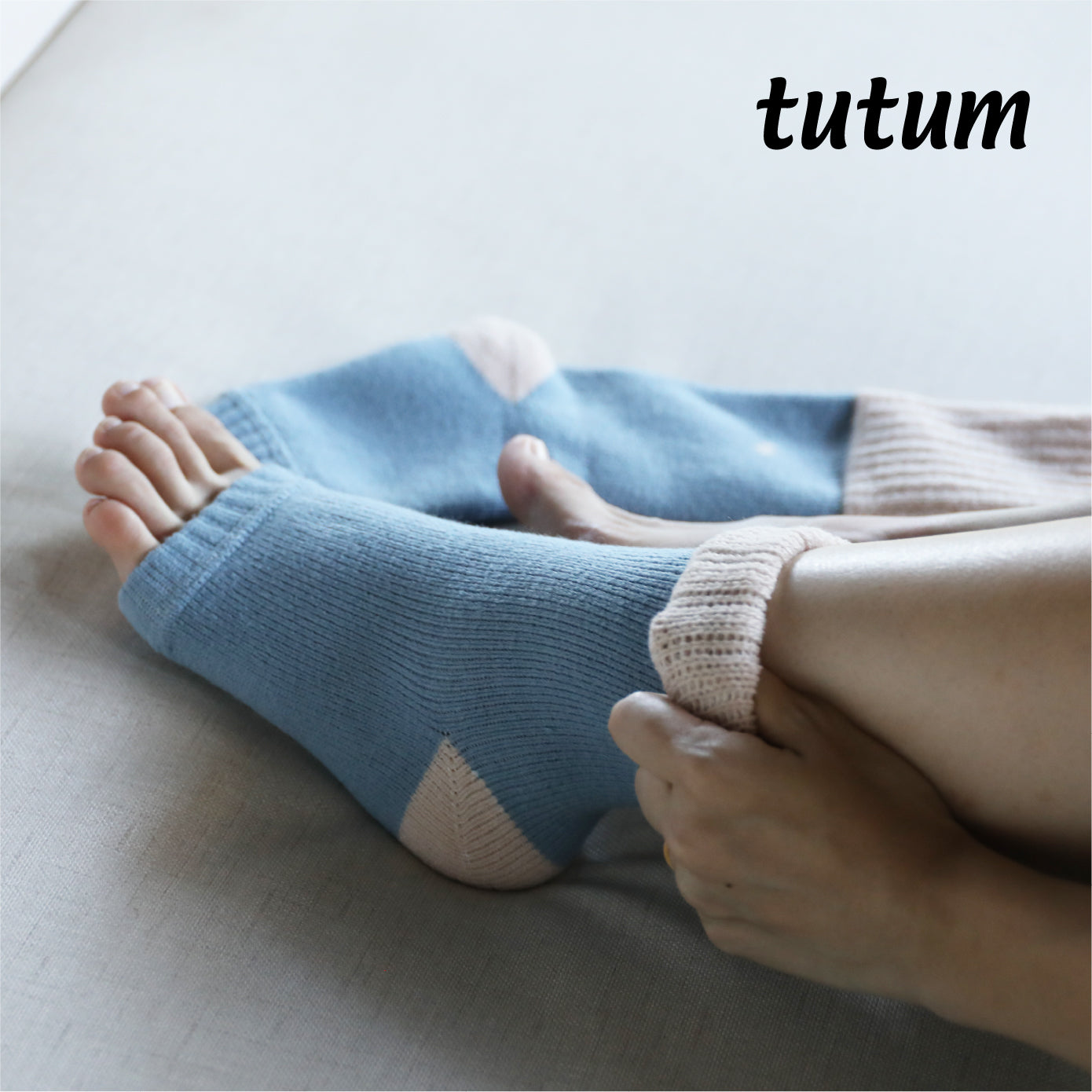 <span style="display:block; text-align:center;">tutum<br>おやすみ温ソックス</span>