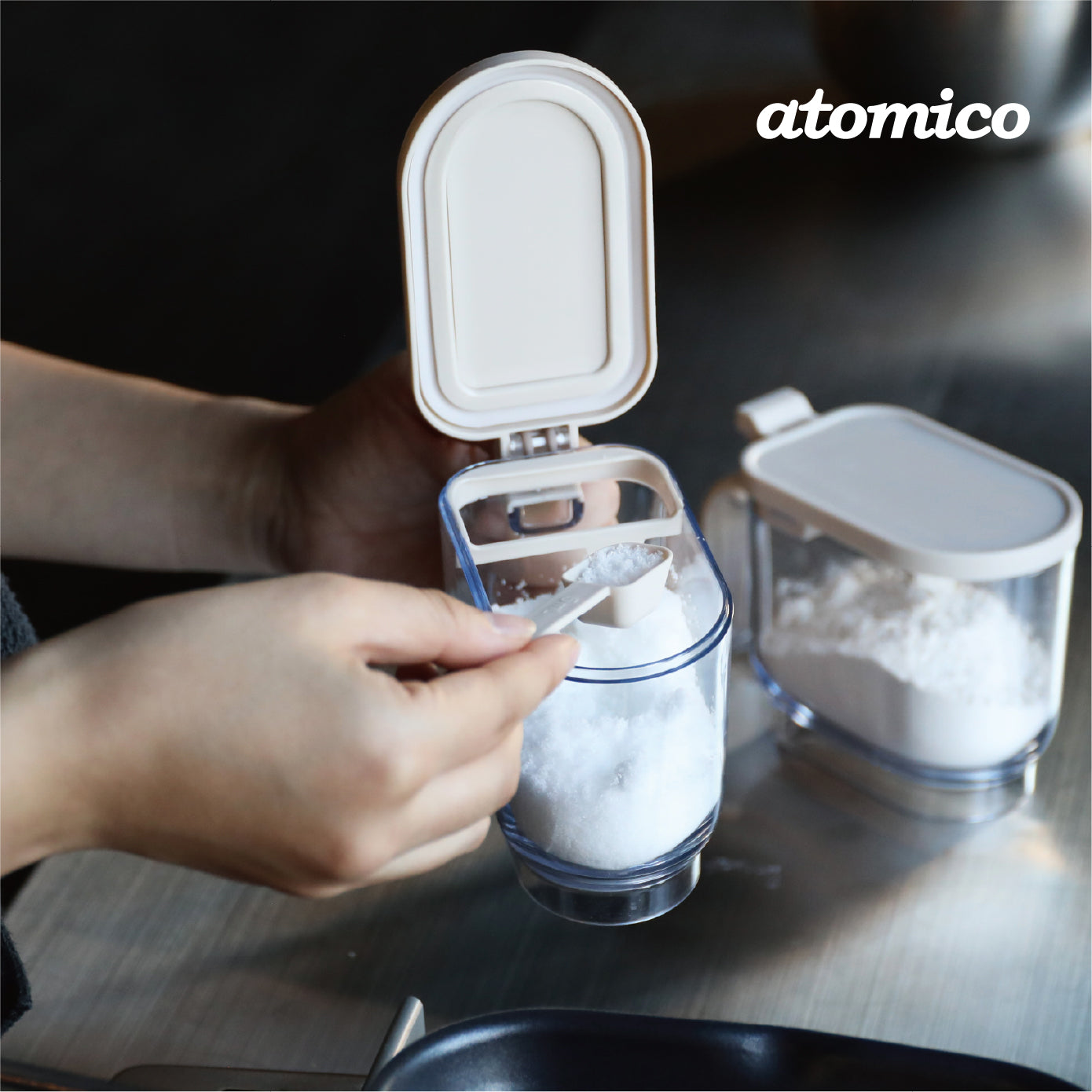 <span style="display:block; text-align:center;">
    atomico<br>
    ワンタッチ開閉 調味料ポット
</span>