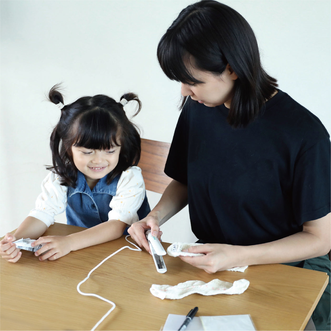 アイロンネームと衣類を一緒に挟むことで熱を上下から効率よく伝えて、アイロンネームを付けることが出来ます。