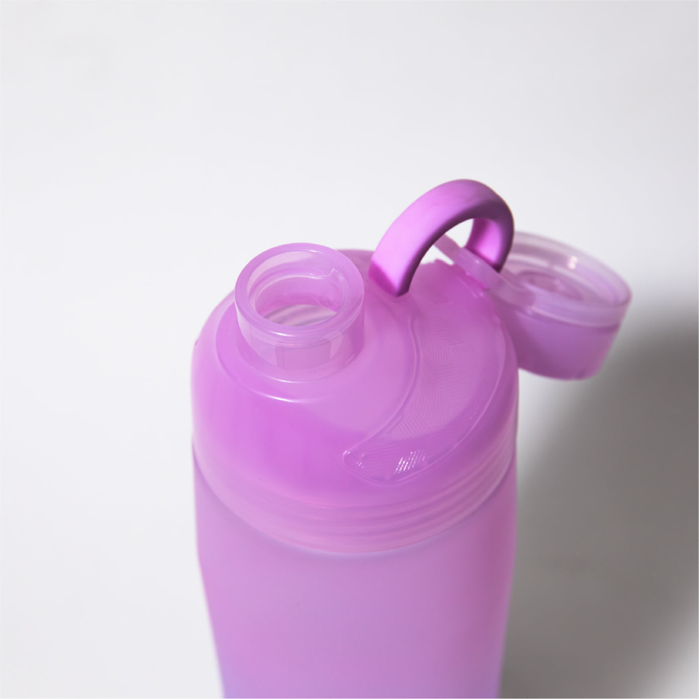 ペットボトルのように飲みやすい細口タイプなので、こぼれにくく、一口ずつちょうどいい