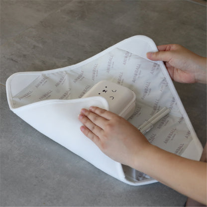 「ランチラッパー」は色々な形の弁当箱を風呂敷のように包むことが出来る多機能ラッピングシートです。