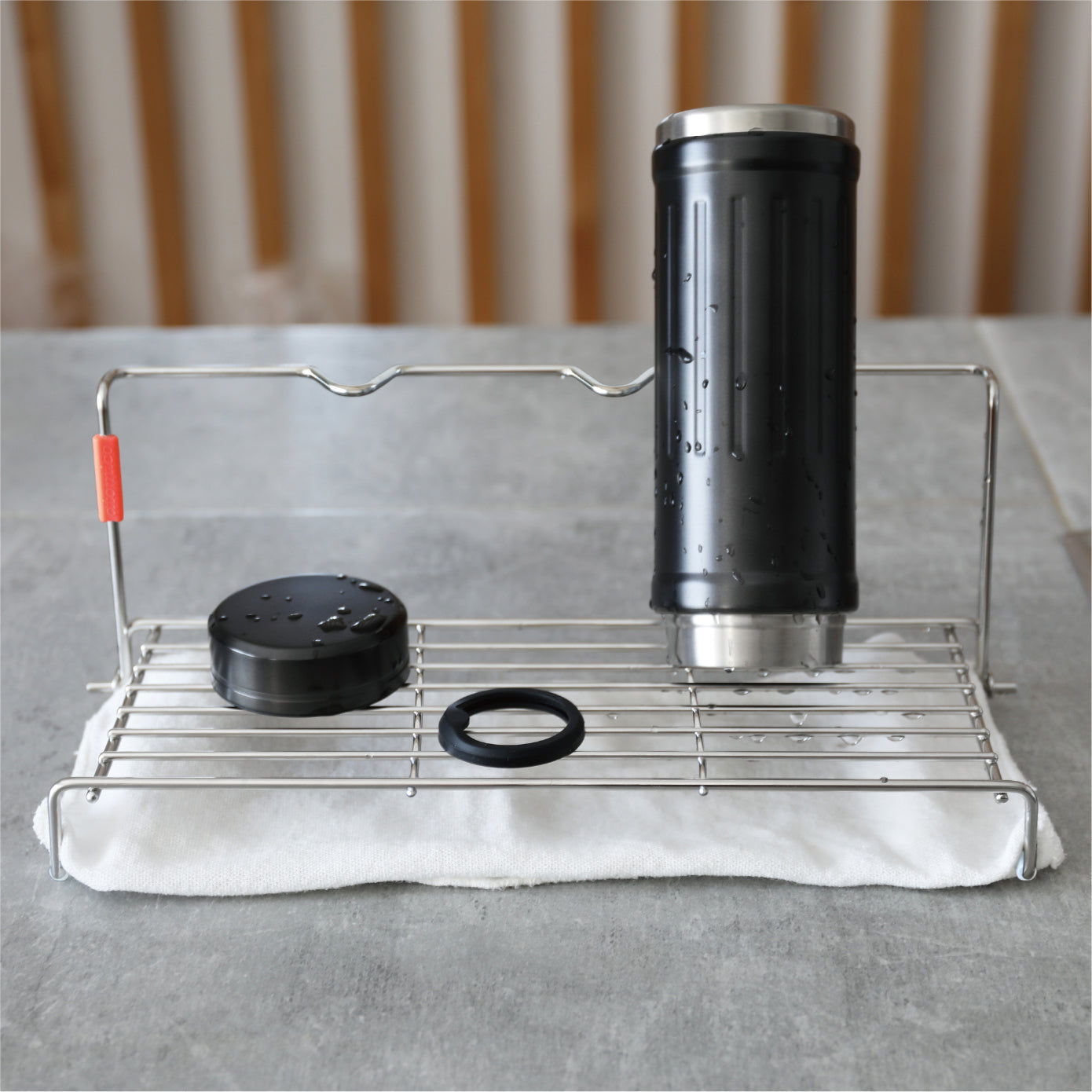 底面にはお手持ちの布巾を敷いて使えるので、いつでも清潔。ふきんを取り替えれば、水が溜まらず衛生的に使えます。