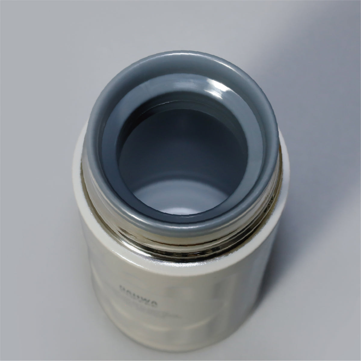 内面は汚れが付きにくいTeflon™加工（フッ素樹脂塗装）。コーヒーの色や匂い移りが少なく、お手入れ簡単。