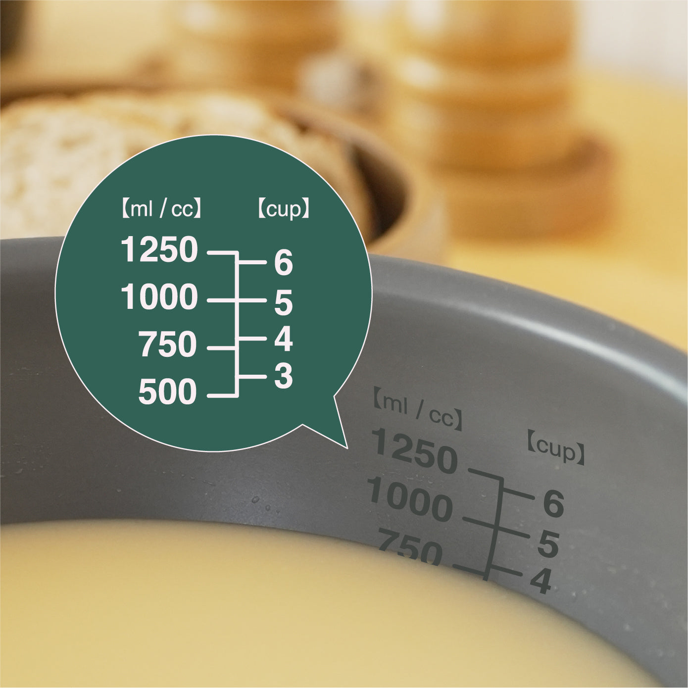 フライパンの内側にメモリが付いているので、水や調味料の量が一目で確認でき、計量カップを使わずにそのまま調理が出来ます。