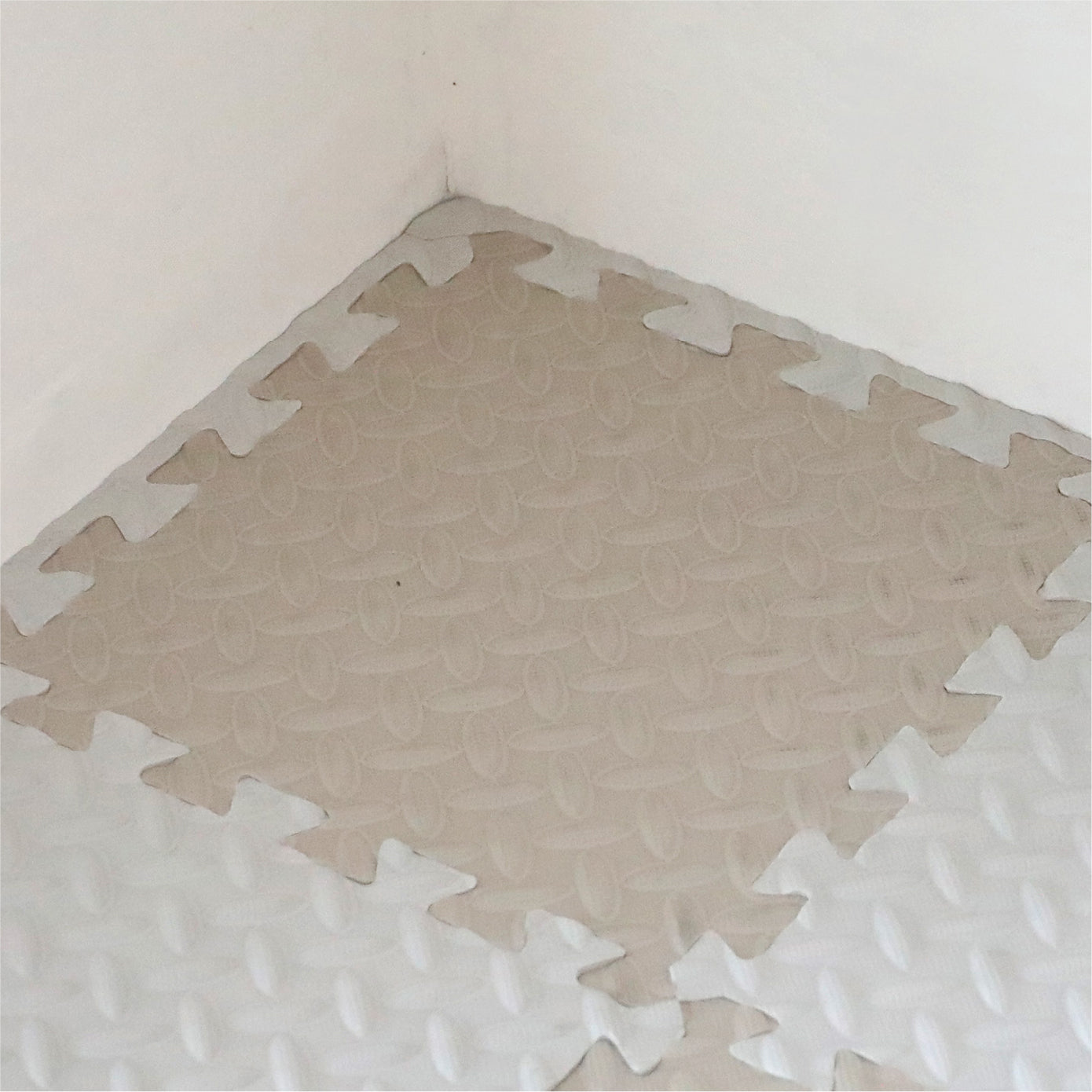 コーナーにもぴったり合わせられるフチ付き