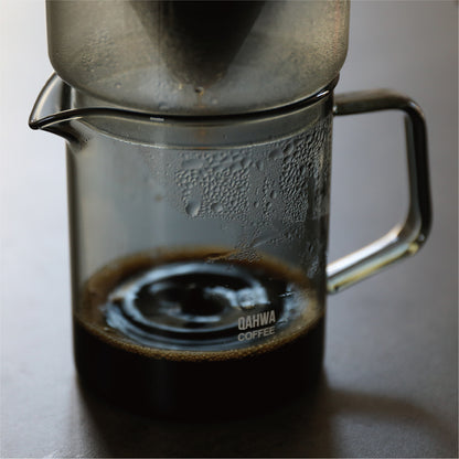 ガラスならではのクリアな素材感。臭いや味が移らず、豆の個性をそのまま感じられるのがうれしいポイントです。