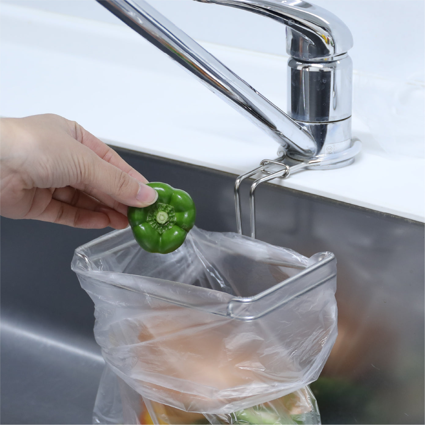 一般的な水切りネットだけでなく、ポリ袋もそのまま取り付け可能。