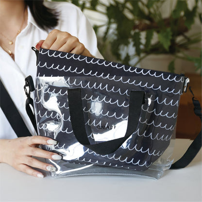 外側はクリアバッグ、内側は落書きパターンの保冷ポーチが付いています。