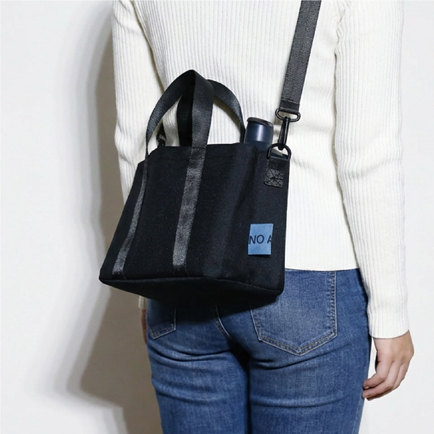 <span style="display:block; text-align:center;">
両手を空けたい時は肩掛けで軽やかに
</span>