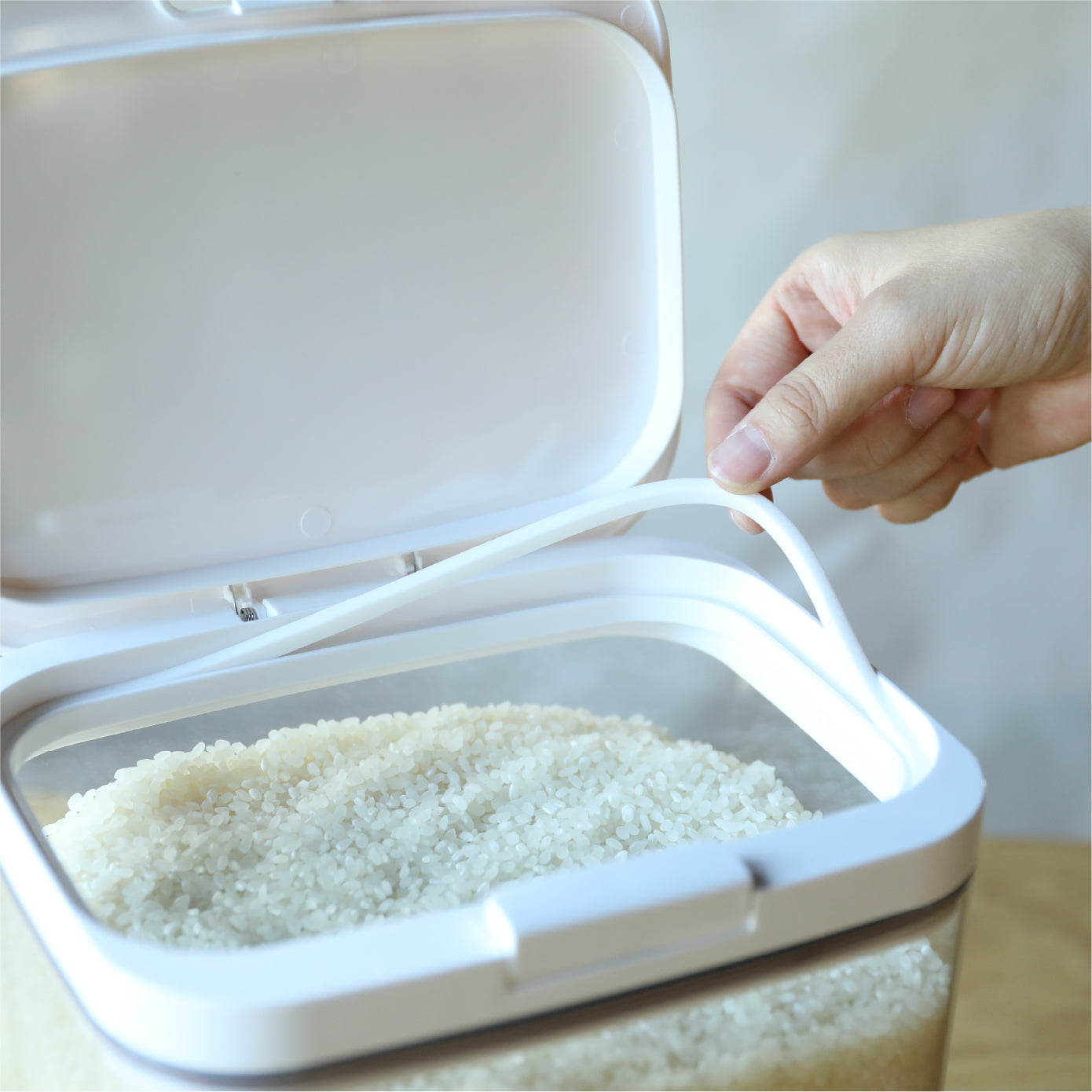 防湿や防臭したい食材を密閉保存出来る