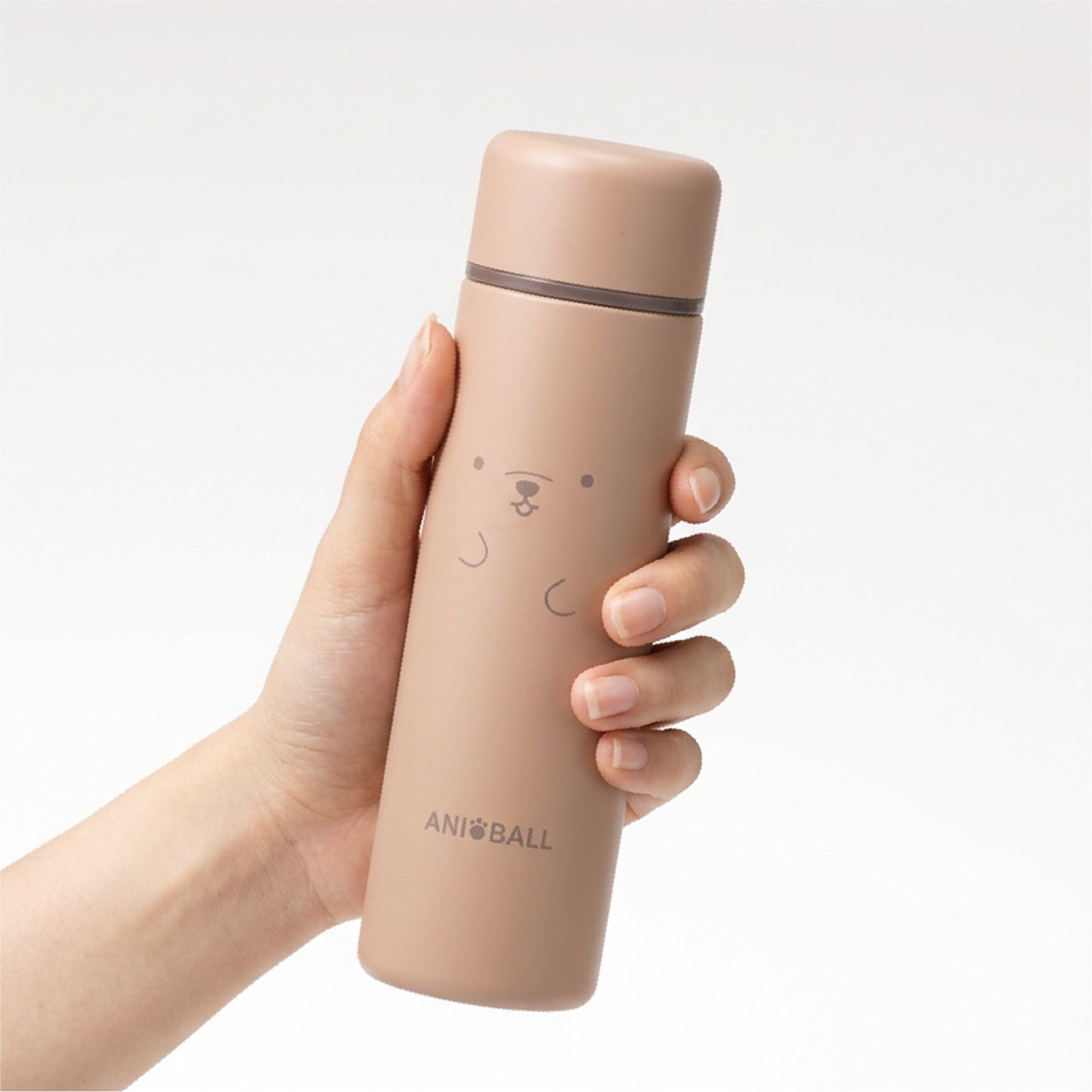 手のひらサイズの軽量設計だから、小さめのバックやポケットにもすっぽり収まります。通勤や通学、ちょっとしたお散歩にもぴったりなサイズ感です。