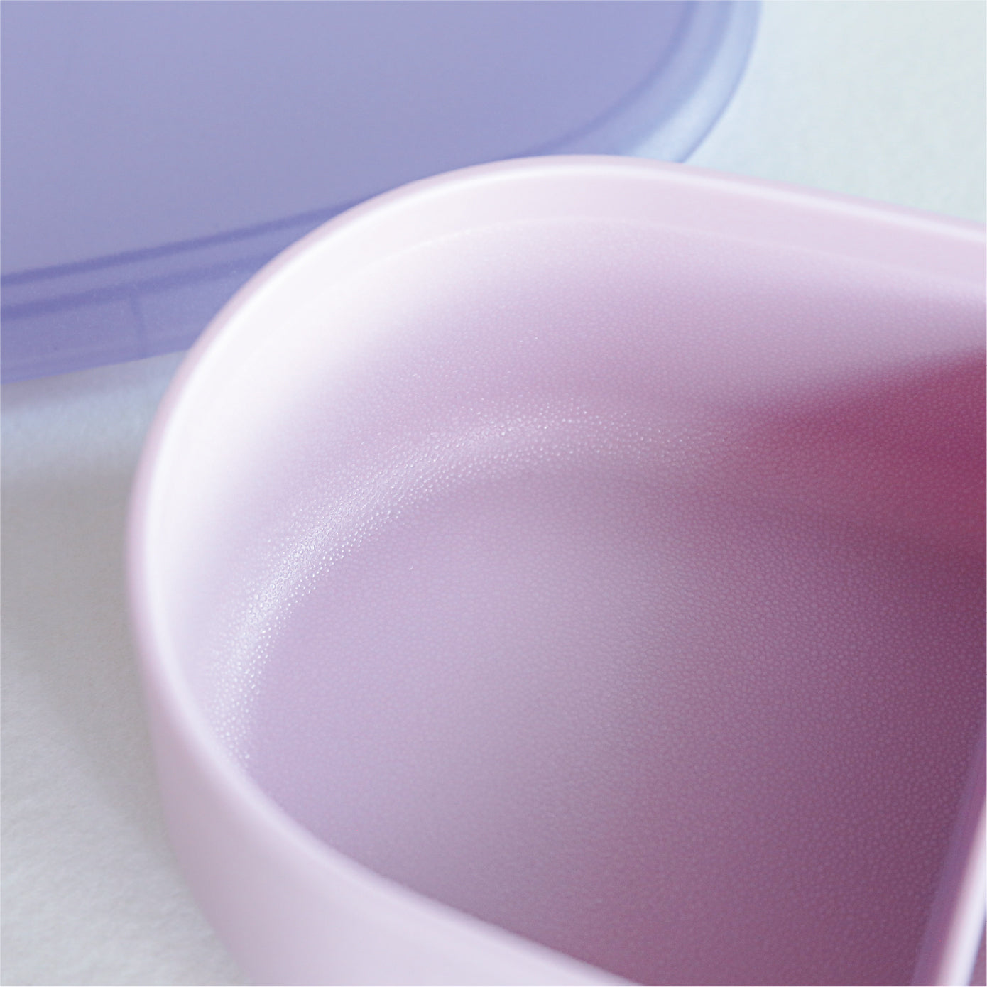 内側はシボ加工されており、汚れが付きにくく、簡単にお手入れができるため、清潔に長く使うことができます。