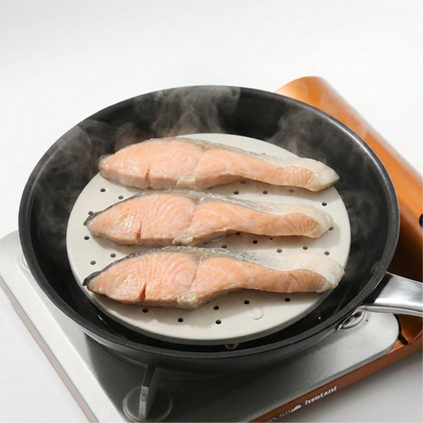 フライパンにセットして蒸すだけで、身はふっくら、仕上がりはしっとり。