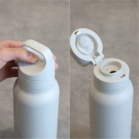 ボトル天面のボタンを押すだけでフタが開くワンタッチ仕様。