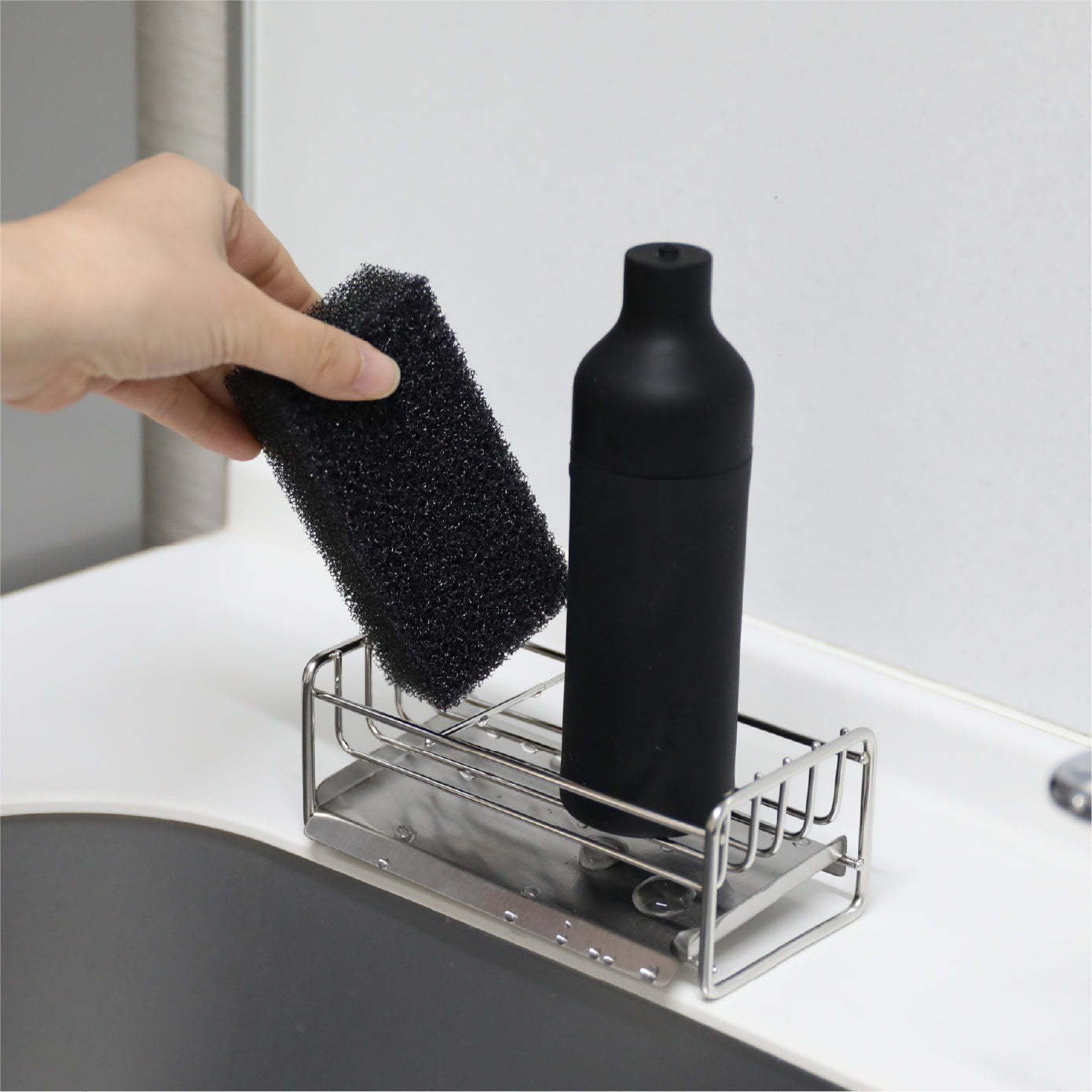 使いやすさと清潔さを両立するステンレス製スポンジスタンド。