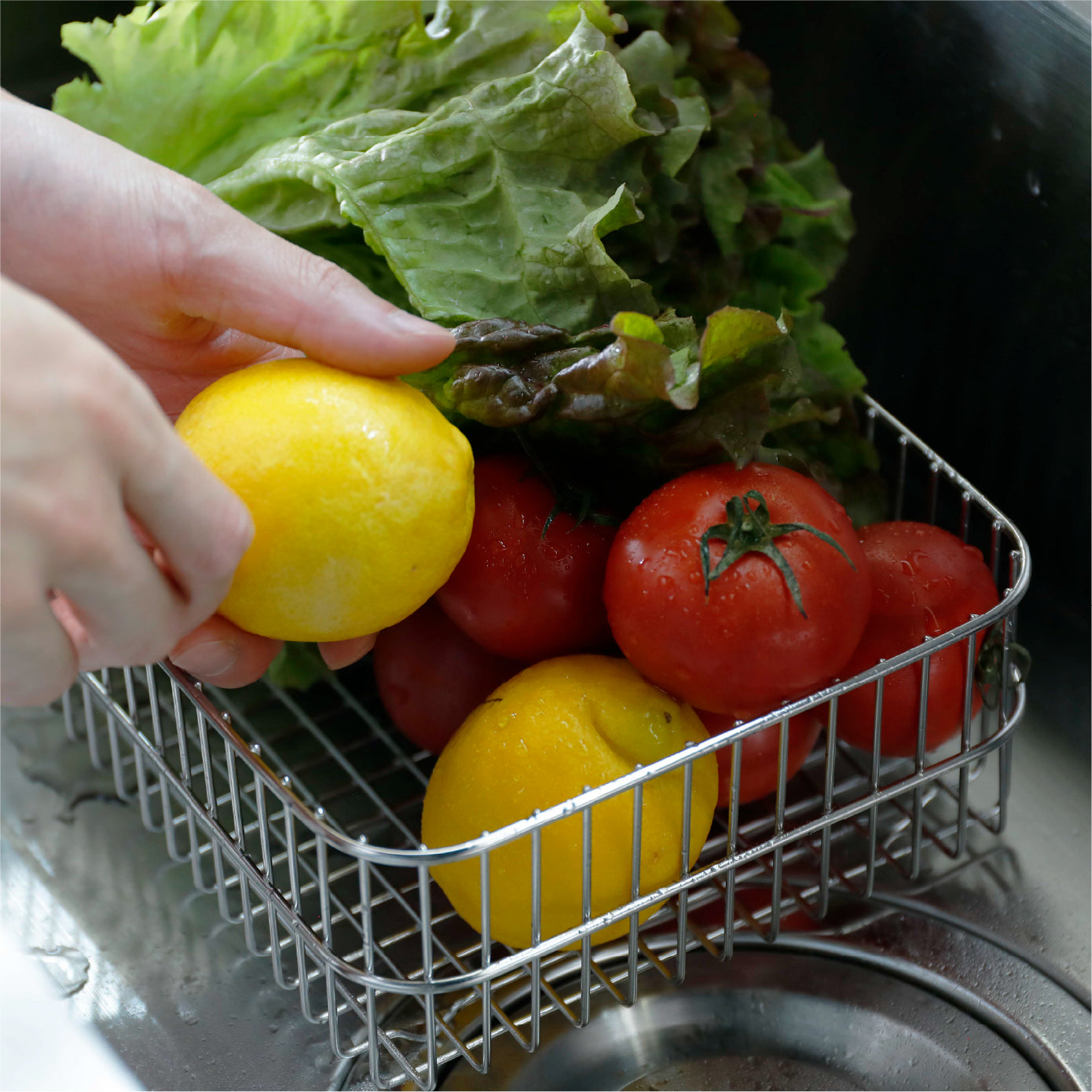野菜の水切りカゴとしても活躍します。脚付なので食材がシンクに付かず衛生的に使用出来ます。