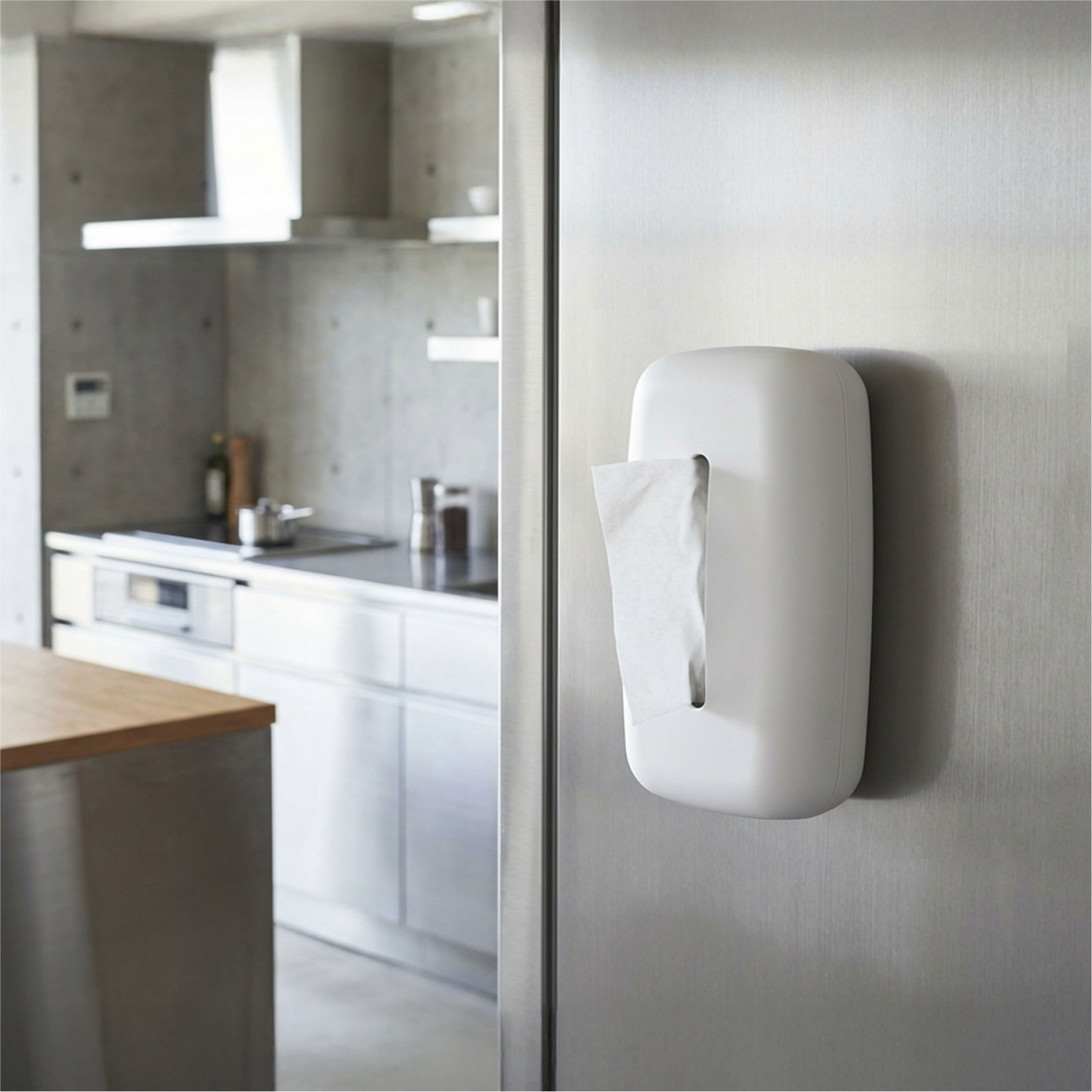 デスクやテーブルに置いて使うのはもちろん、冷蔵庫やスチール製の壁面にピタッと貼り付けて使うことも可能です。