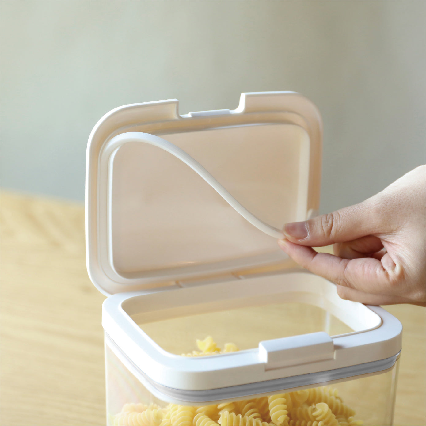 防湿や防臭したい食材を密閉保存出来る