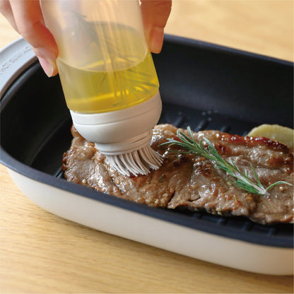 注ぎ口がブラシ付きなので食材・フライパン・たこ焼き機に油が塗りやすい