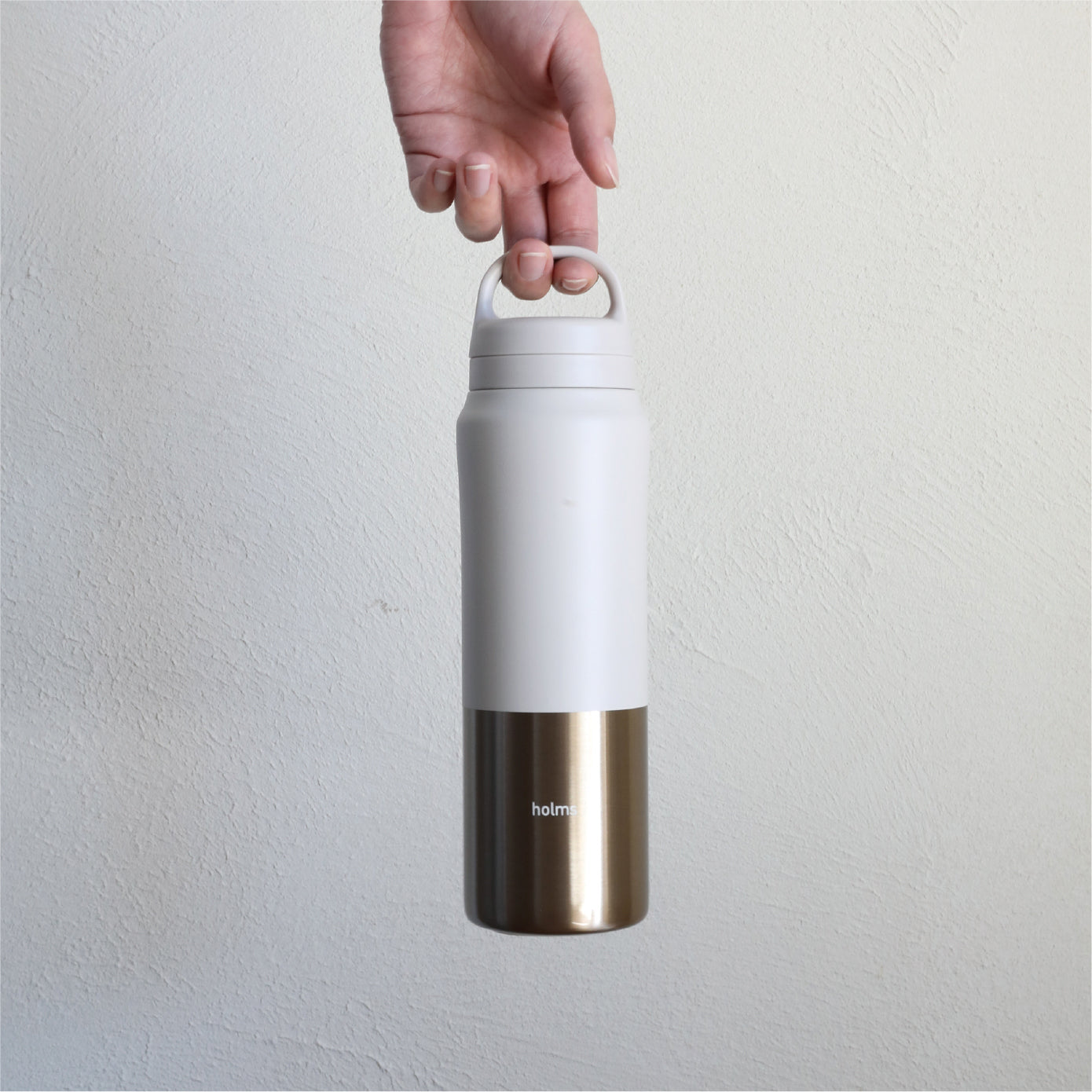 フタのハンドルを持てば、他の物を持ちながら でも移動しやすい。