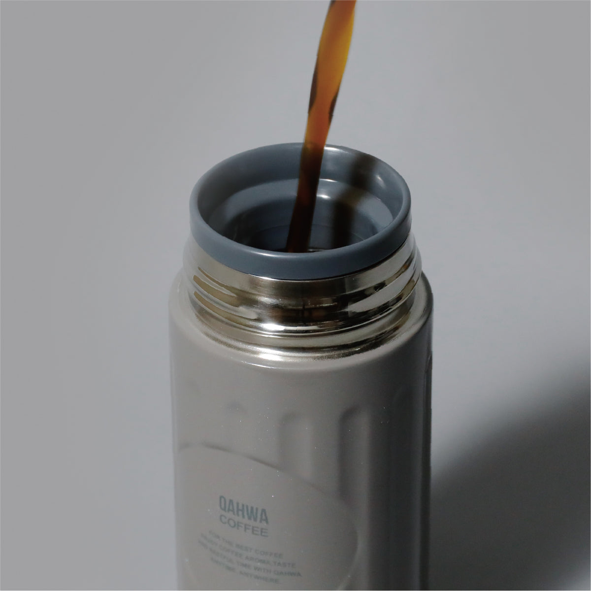 口径42mm の広い飲み口 は、コーヒーの香りをしっかり楽しめ、大きな氷も入れやすい。