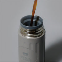 口径42mm の広い飲み口 は、コーヒーの香りをしっかり楽しめ、大きな氷も入れやすい。