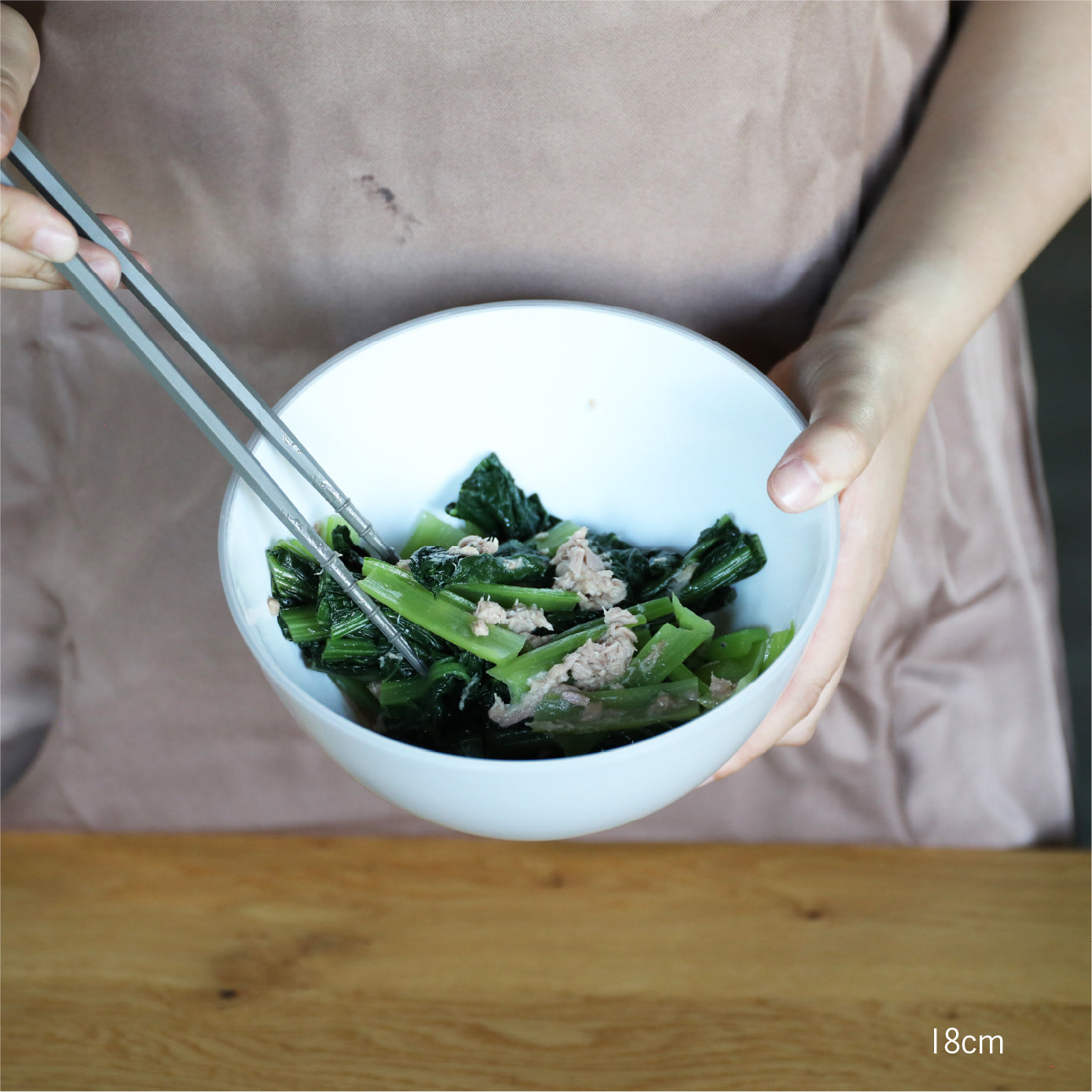深さがあるので、調味料と野菜を和えやすく、お皿として食卓にも出しやすいサイズ感です。
