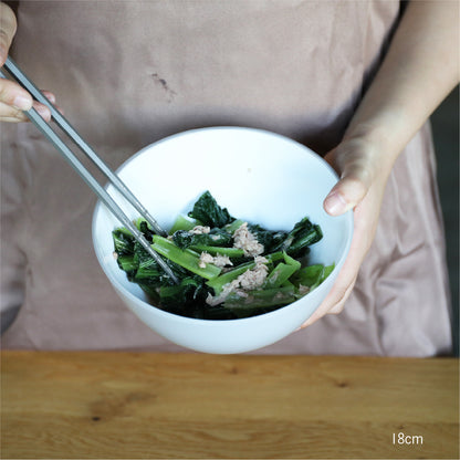 深さがあるので、調味料と野菜を和えやすく、お皿として食卓にも出しやすいサイズ感です。