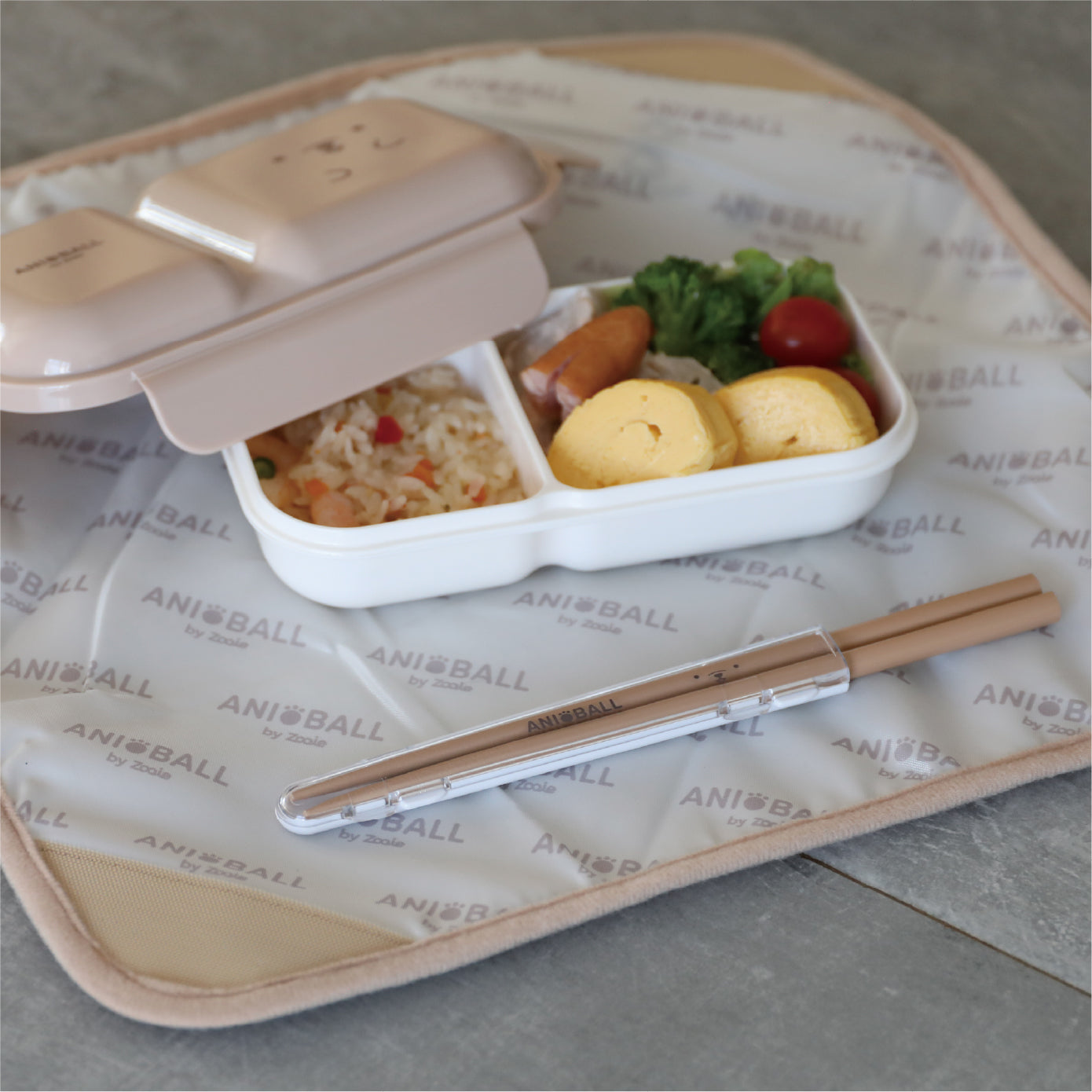 広げると正方形なので、そのままランチョンマットとして使えます。面ファスナーで貼り付けるだけで包むことが出来るので、どなたでも簡単に使えます。