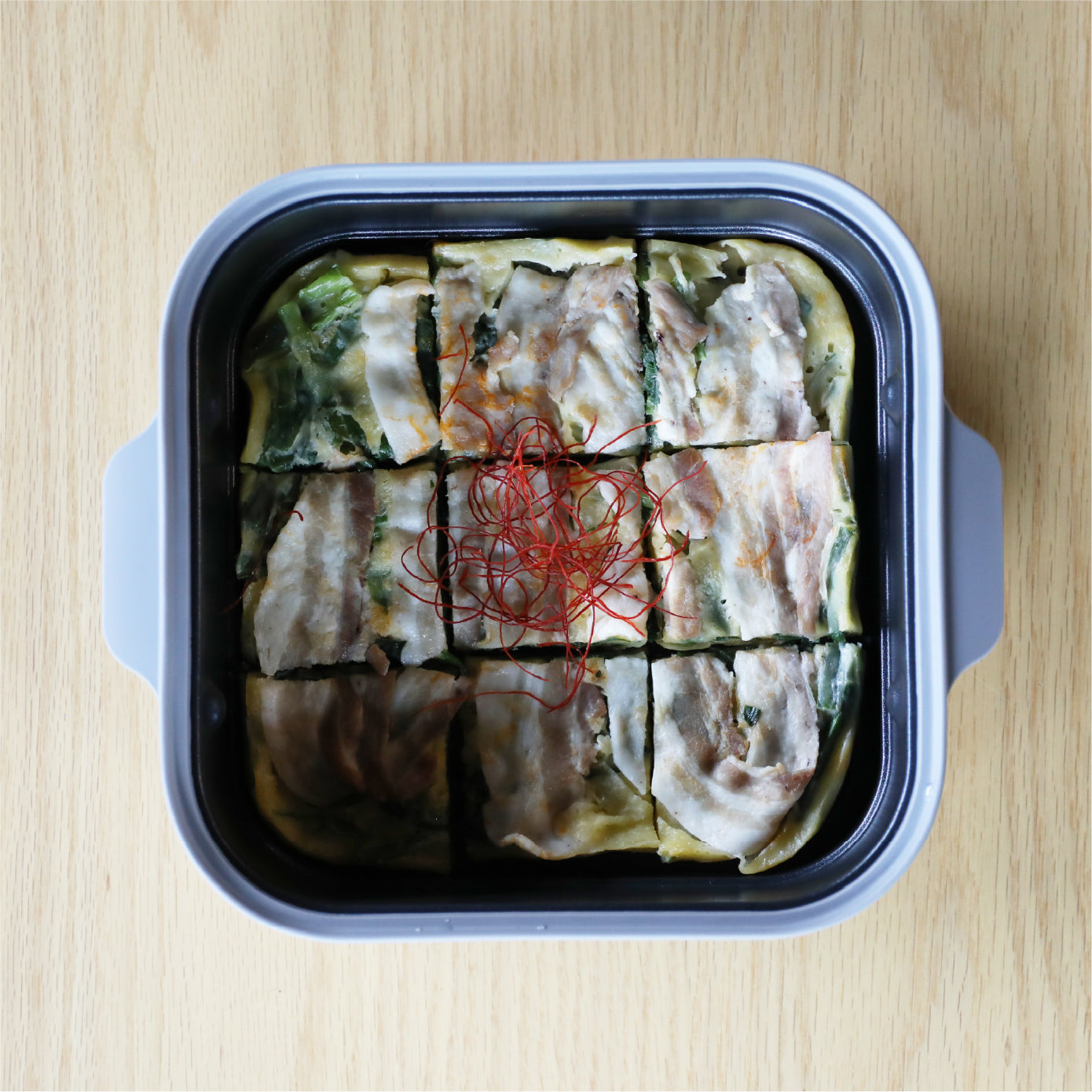 深さがあるため、野菜や肉、豆腐などの具材がたっぷり入り、汁物もこぼれにくく安心して使えます。火加減の調整が不要で、吹きこぼれや焦げ付きの心配も少ない。