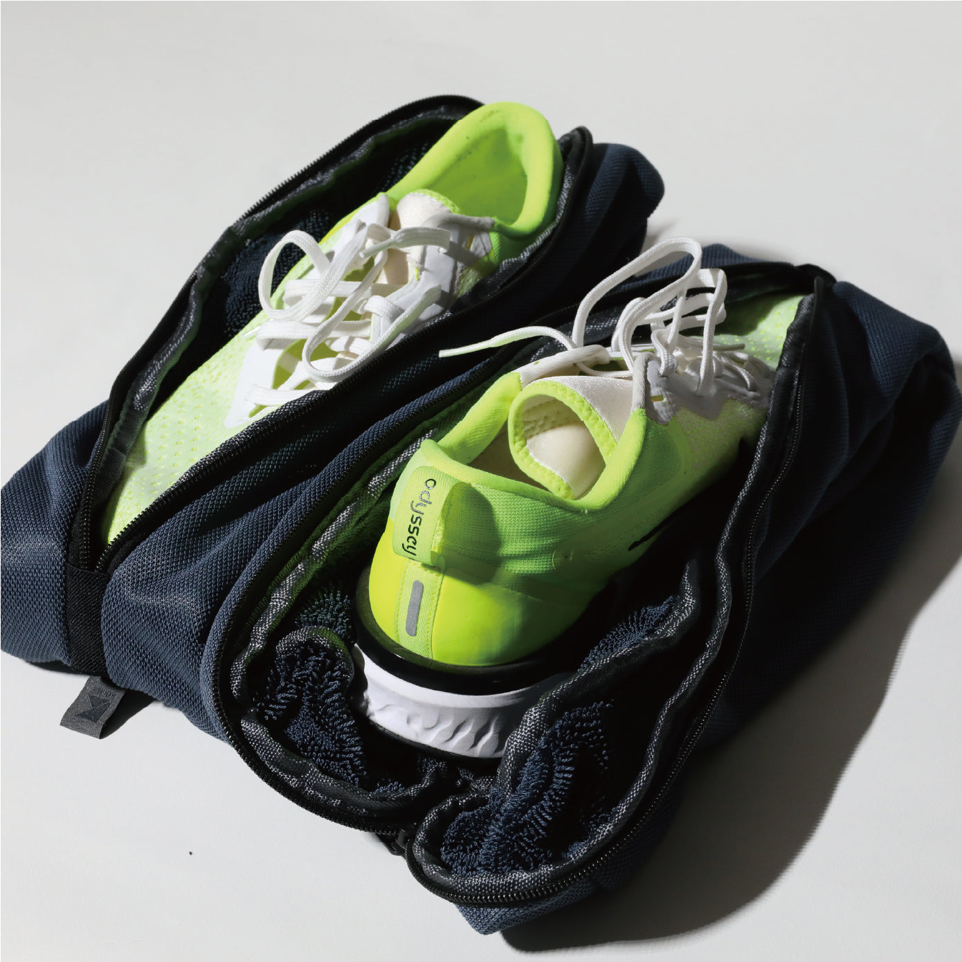 片足ずつ靴を分けて汚れが落とせる