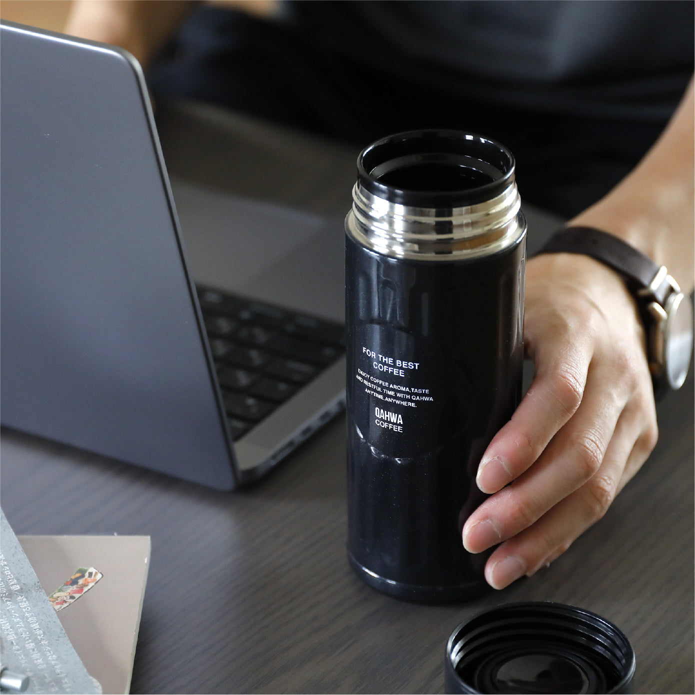 コーヒーが飲みたくなる仕事のお供に最適。ホットコーヒーは温かさを保ち、アイスコーヒーは結露しません。