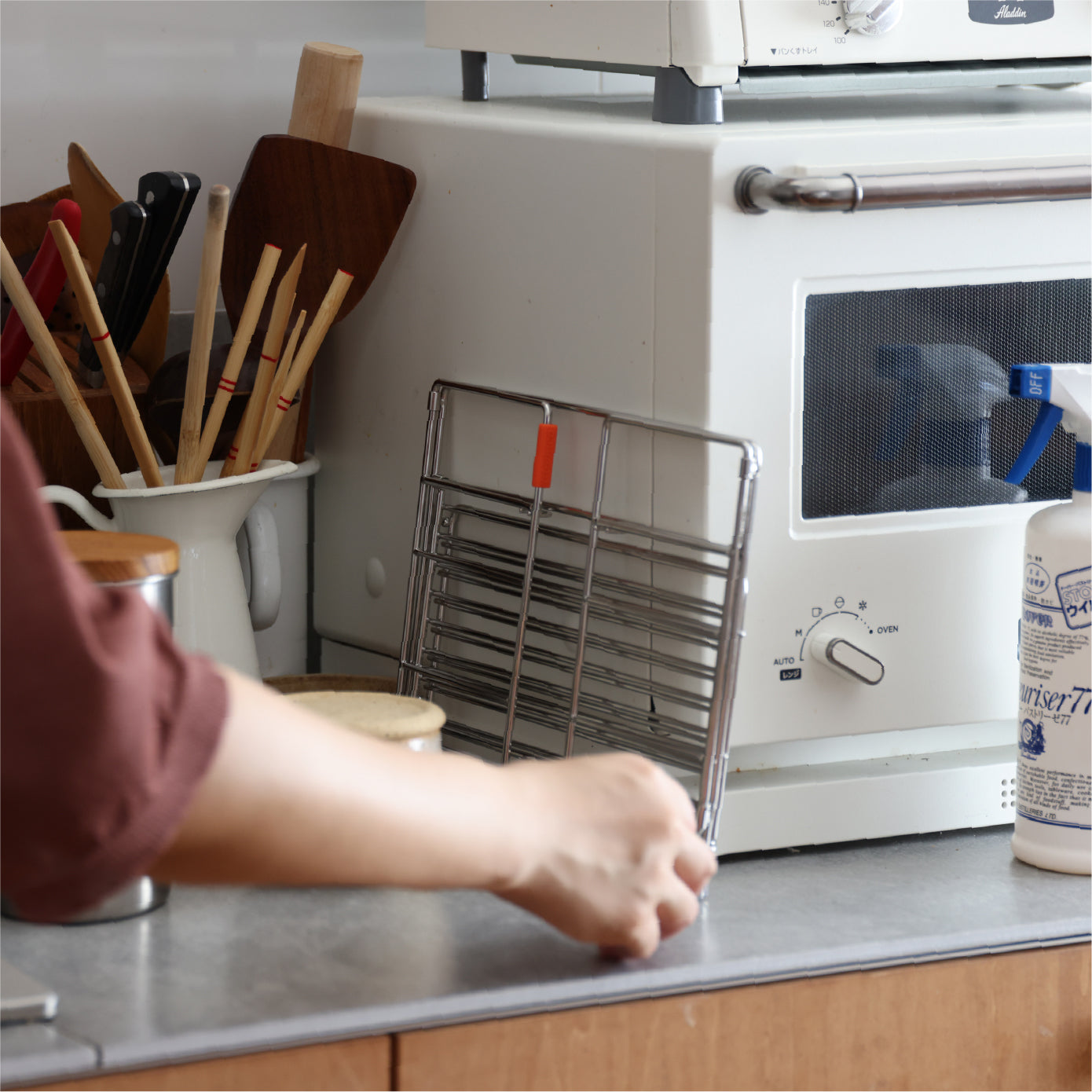 コンパクトに折り畳んで収納可能。必要なときだけ取り出せるので、限られたキッチンスペースでも場所を取りません。