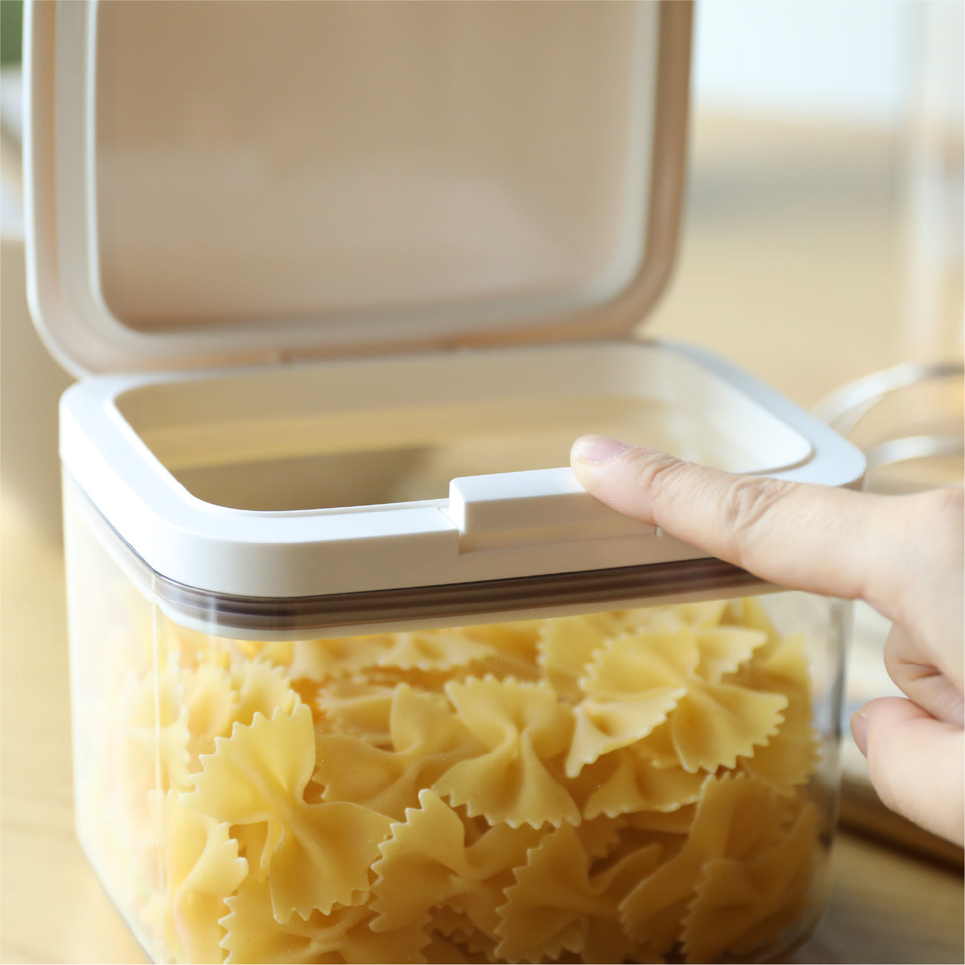 片手で簡単に開けられるワンタッチ開閉式