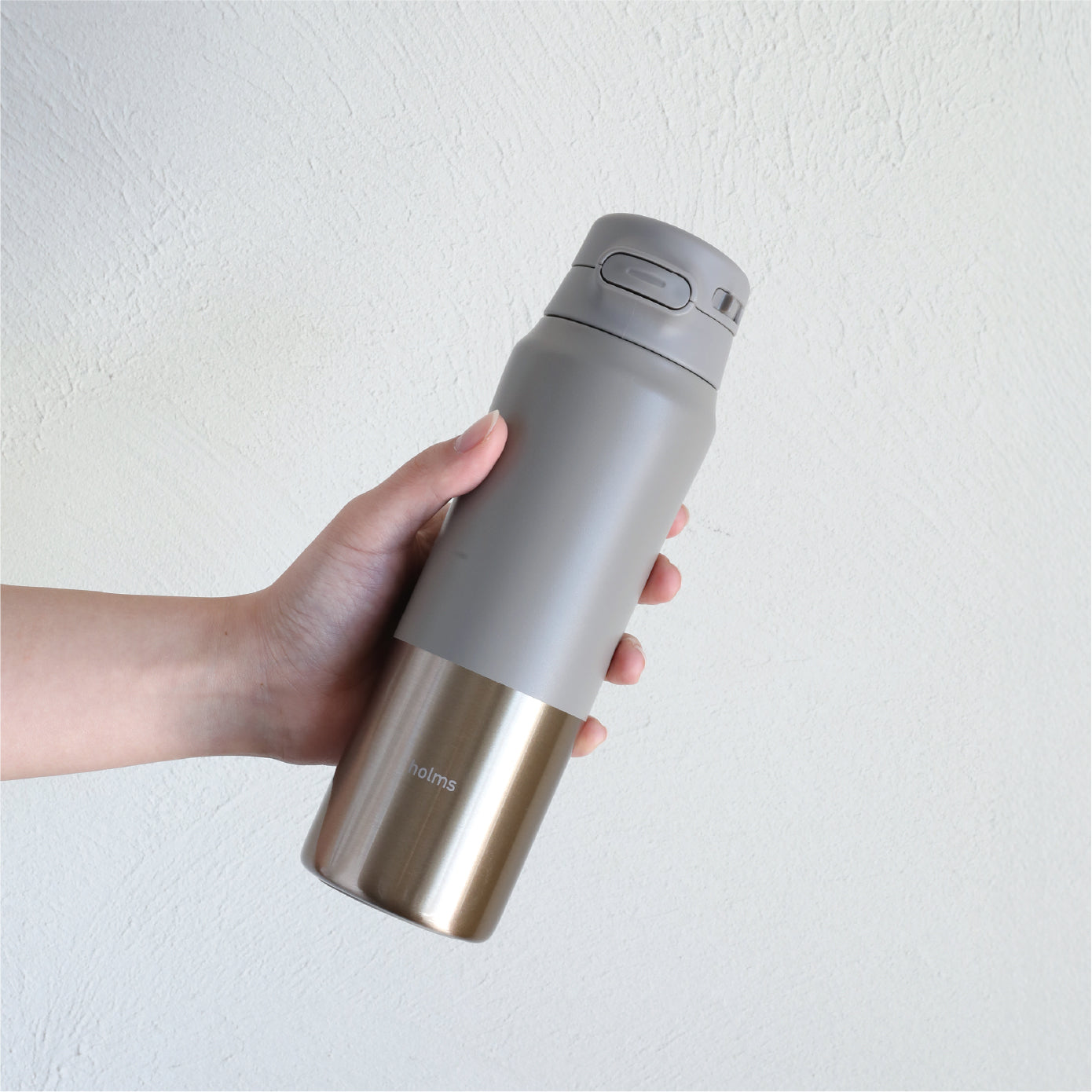 本体がスリムなので、カバンやドリンクホルダーに入れて使いやすい。