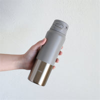 本体がスリムなので、カバンやドリンクホルダーに入れて使いやすい。