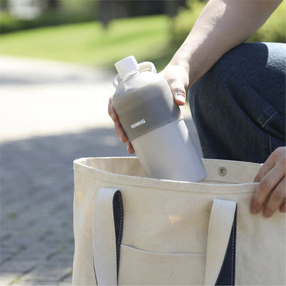 ペットボトルを持ち運ぶ際に結露を防ぐので、水滴でバッグを汚す心配がありません。