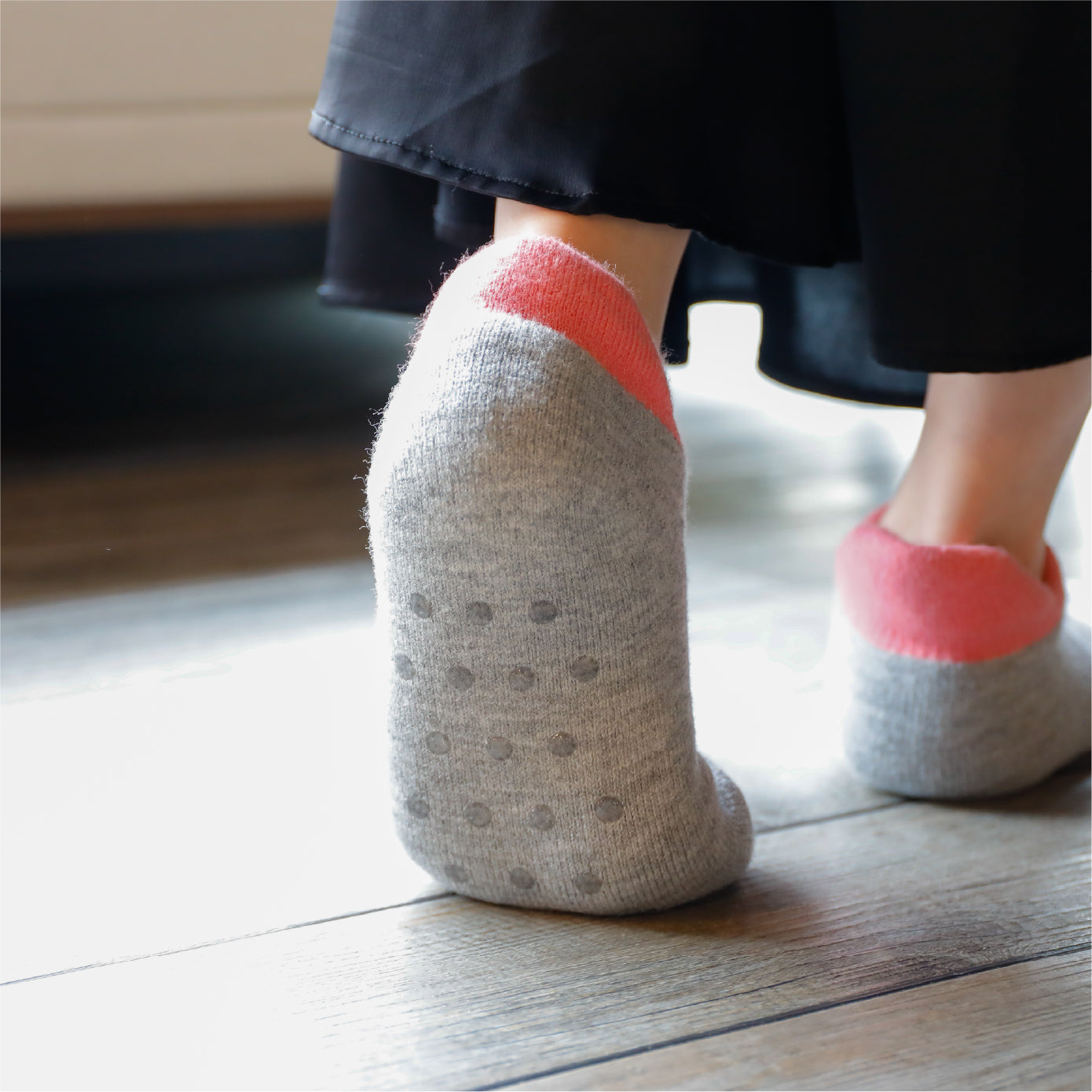 足にしっかりフィットするので、スリッパのようにずれを気にする必要がなく、気軽に履けて歩きやすい。