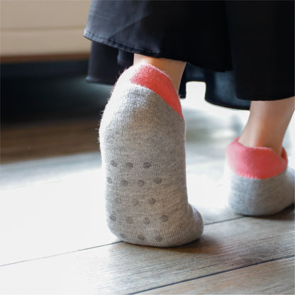 足にしっかりフィットするので、スリッパのようにずれを気にする必要がなく、気軽に履けて歩きやすい。