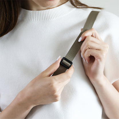 ストラップの長さは70cmから130cmまで調整可能で、斜め掛けにして持ち運ぶことができます。