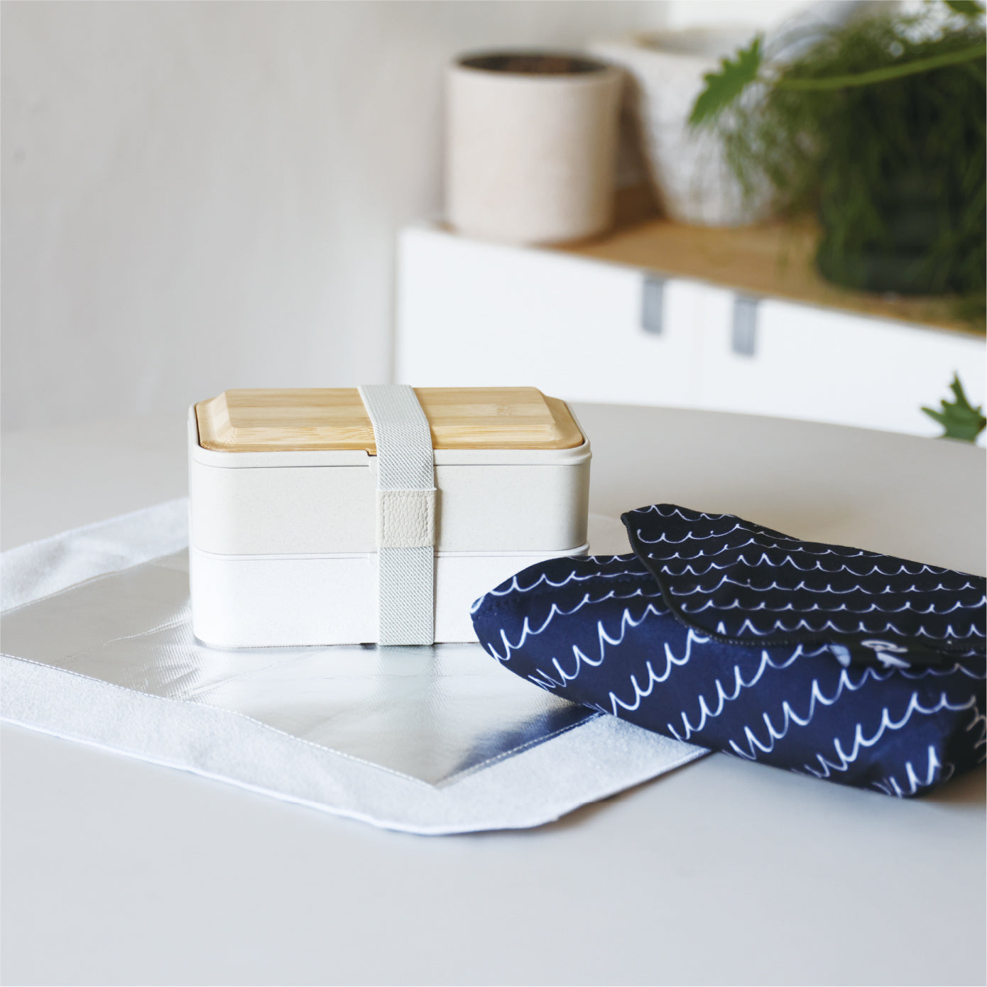 形に合わせて自由に包むことが出来るので、PETボトルを包むのにも便利です。