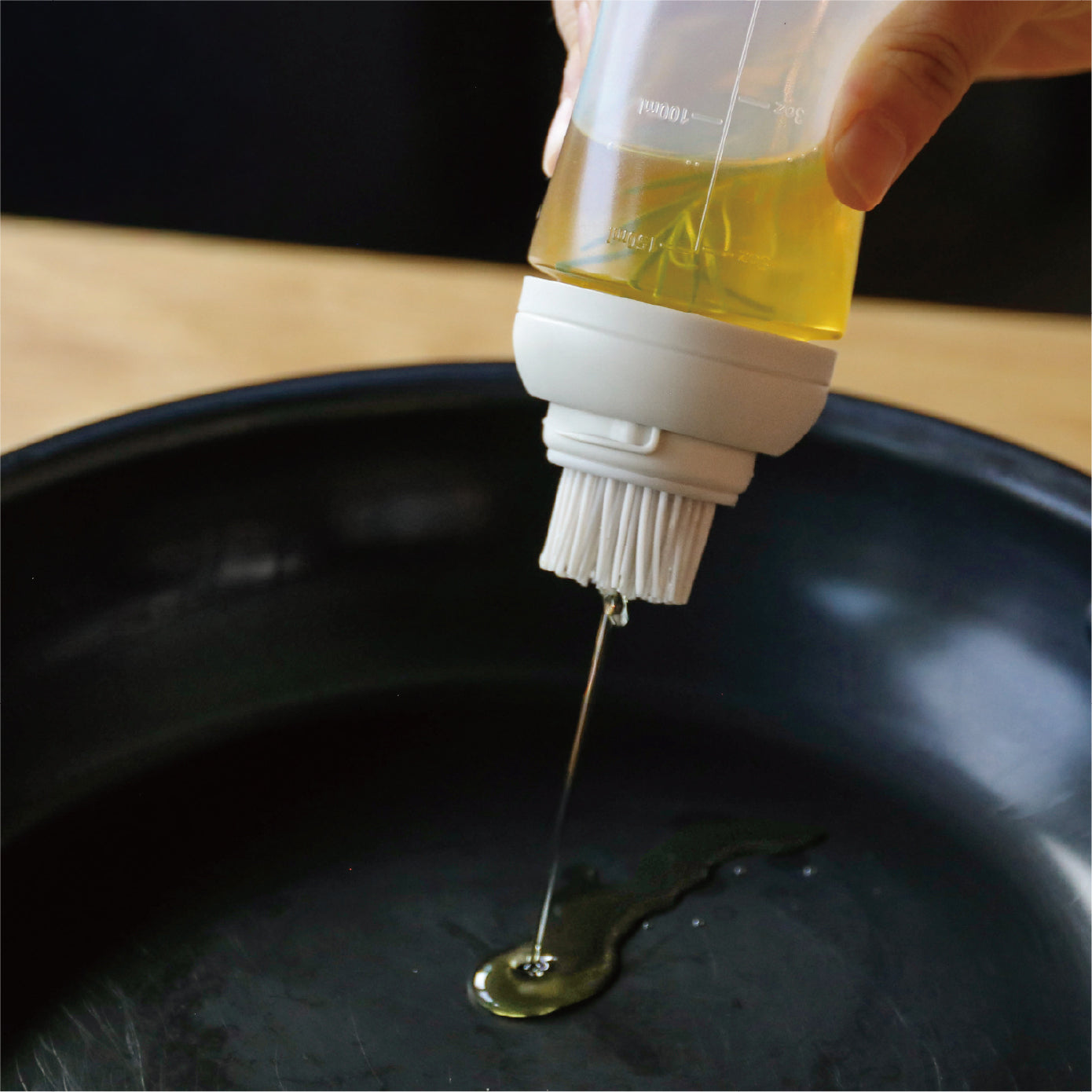 押しながら油が引けるので油の量をコントロール出来る