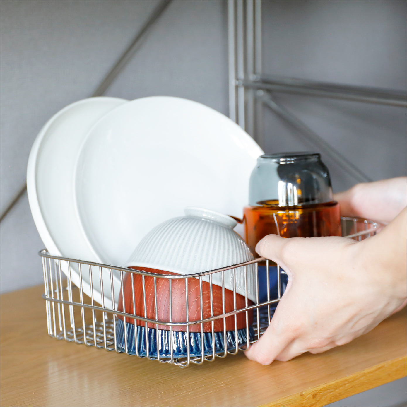 しっかり乾かしたら、そのまま食器棚に収納出来るので洗い物がスムーズになります。二人分の食器をコンパクトにまとめることが出来ます。
