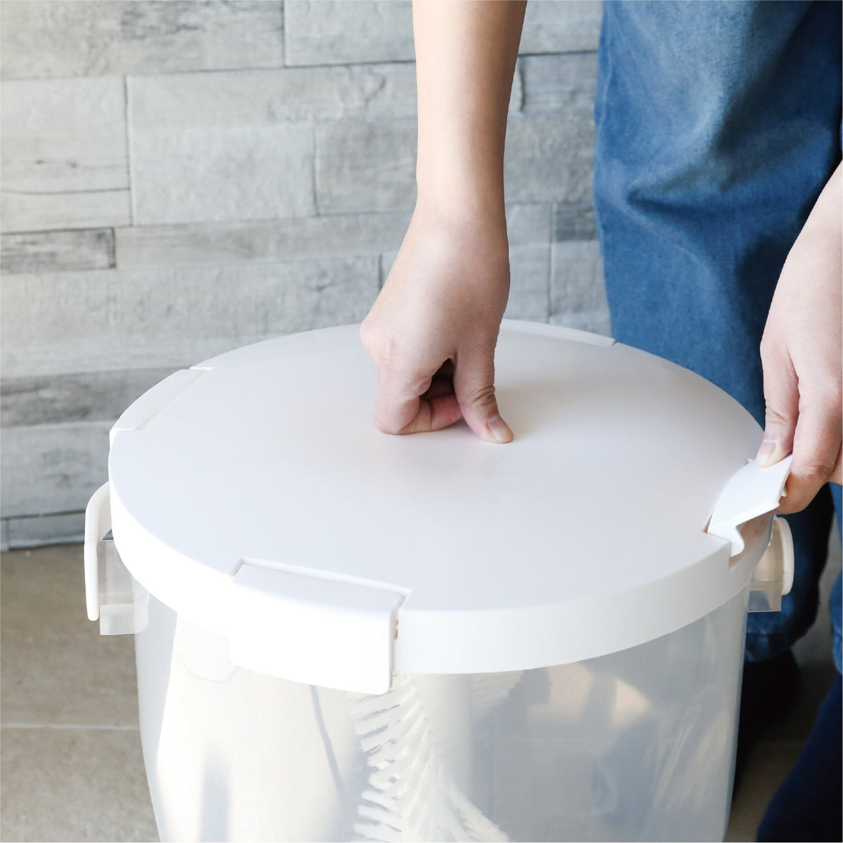 洗濯時の水漏れを減らすため、フタを４点ロック＆一体型パッキン仕様に。